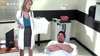 فيلم إباحي طبي: طبيبة تلمس فرج الممرضة قبل جماع عميق