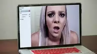 زوجة تجعل الزوج يشاهدها تمتلئ بقضيب رجل آخر على الكاميرا