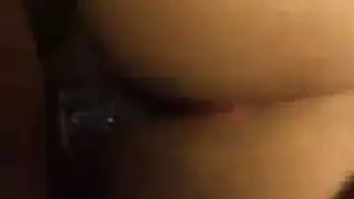 الشاب أسود الشعر ينك بقوة، متلذذاً بكل ثانية من الفرج المبلل