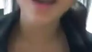 فتاة سمراء تعرض ثدييها الكبيرين على الكاميرا