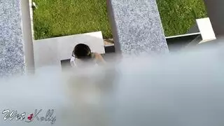 شاب بيصور بنت الجيران وهي بتضرب عشرات في البلكونة