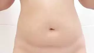 ‫فتاة عربية ممتلئة تقدم عرض تعري صريح بعد الفصل وكشف جنسي صارخ‬