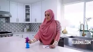 زوجة عربية مفلس تحتضن الحياة الحرام