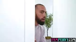 الأخت غير الشقيقة روكسي تتعرض لضربات قاسية من بي بي سي من أخيها