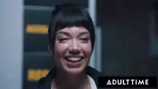 مدمنة الشهوة تسخر من الشرطي بينما تُمارس معها الجنس بقوة في جلسة نيك صريحة