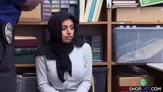 مراهق عربي بزاز كبيرة تم القبض عليه وهو يسرق من قبل الأمن