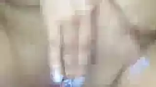 مداعبة سحاقية على الأريكة قبل حفلة جنس جماعي