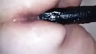 فتاة ذات صدر كبير تتباهى بمؤخرتها المدورة وشفرات فرجها اللحمية