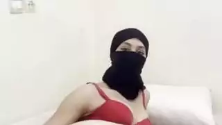 فتاة عربية محتشمة في نقاب تستمني فرجها العصير بإثارة شديدة