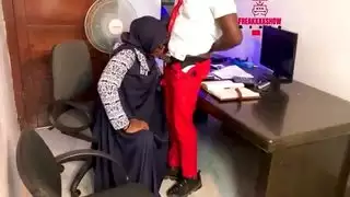 المعلمة المحجبة تستمتع بجنس شرجي قاسٍ مع طلابها