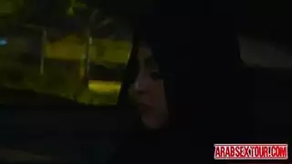 الفتاة العربية الفاخرة تتوق لنيك قاسٍ في كسها المبلل