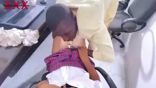 فتاة جامعية مكتنزة تحصل على قذف سميك من أستاذها على مؤخرتها الممتلئة أثناء ممارسة الجنس في المكتب