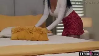 فتاة عربية ذات أثداء ضخمة ولاتينا ناضجة في مشهد إباحي صريح