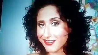 زميل يمارس الجنس مع الشقراء فوق المكتب، ثديها مضغوط بقوة