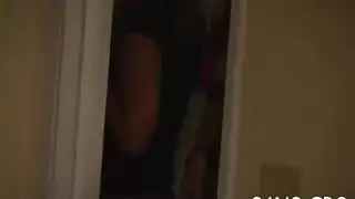 ام تشرح لابنها كيف يتعامل مع الكس