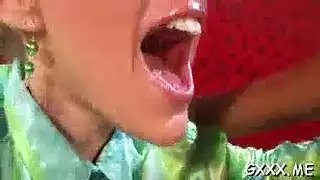 وضعية كلبية واقفة في حافلة متحركة جنس عنيف