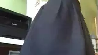 المرأة الروسية الساخنة هي إعطاء دروس جنسية مجانية إلى زوجين أصغر سنا، بينما في سيارة