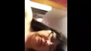 هذه الفتاة تحب المص والكلام في نفس الوقت