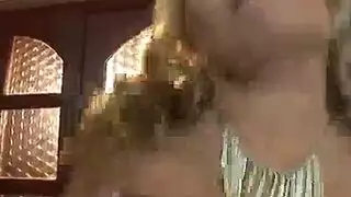 الجدة الشقراء تأخذ قضيبين في فمها في وقت واحد