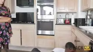 سباك بقضيب أسود كبير ينيك فرجها الجشع بعمق