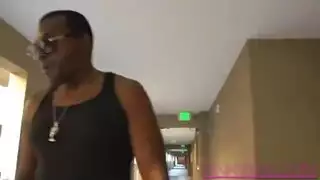 عاهرة سمراء ممتلئة تتعرض لنيك محترف بقضيب ضخم