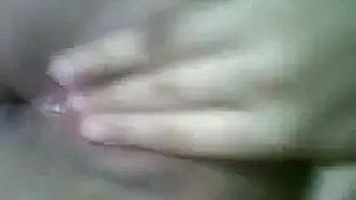 فتاة سمراء على ركبتيها تأخذ قضيبين صلبين في فمها