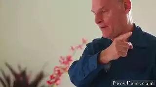 طالبة تتحرش في مدير