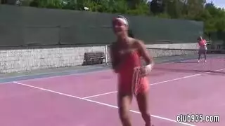 كلبات في ملابس داخلية وجوارب تأخذ كل فتحة في مهرجان جنس جماعي