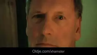 امرء تخرج للخارج عارية