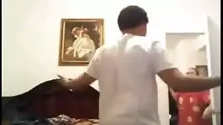 ربة منزل وقحة ترقص ثم تأخذ القضيب بعمق