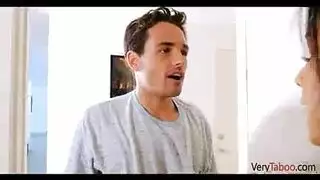 عاهرة سمراء تأخذ قضيب أخيها في فمها وطيزها الضيقة