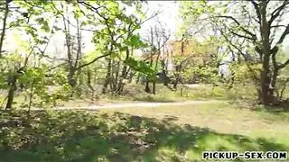 يمص قدم حبيبته