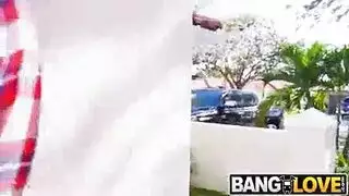 امراة في مطبخ يدخل حرامي