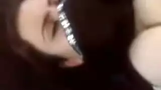 نيك سيارة ساخن: عاهرة بدوية تخون وتأخذ قضيبًا قاسيًا