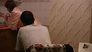شاب الماني سكران يركب كس امه في سرير وهي لبسة لحمر