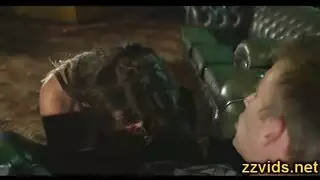 إيما تأخذ خرزتين بينما تدلك بظرها المنتفخ