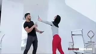 محجبة مغرية تأخذ زبين في مشهد جنسي خشن